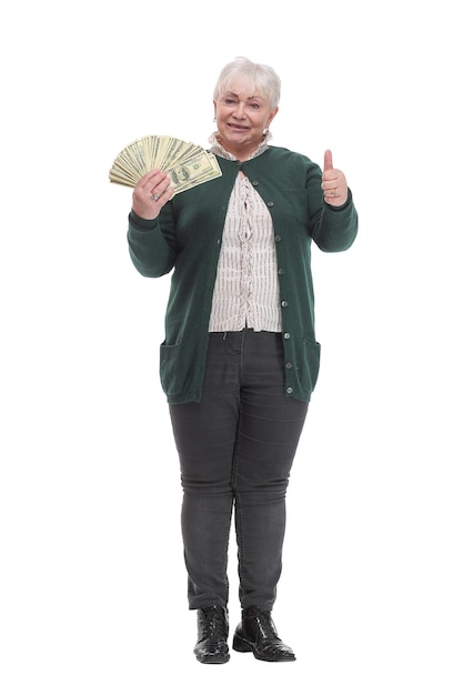 Ritratto di donna invecchiata felice che tiene soldi e indica