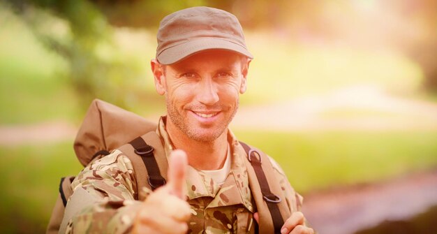 Foto ritratto di uomo felice dell'esercito con i pollici in su