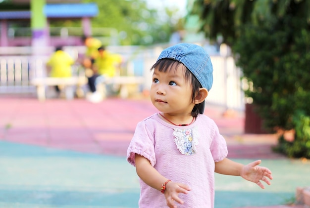 행복 한 아시아 아기 아이 여자의 초상화입니다.