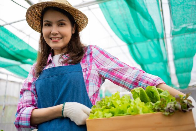 アジアの女性農家の肖像画 緑園のオーガニック農場で新鮮な野菜サラダのバスケットを握っている オーガニック農業の概念 健康のためのベガニズム食品と小規模事業