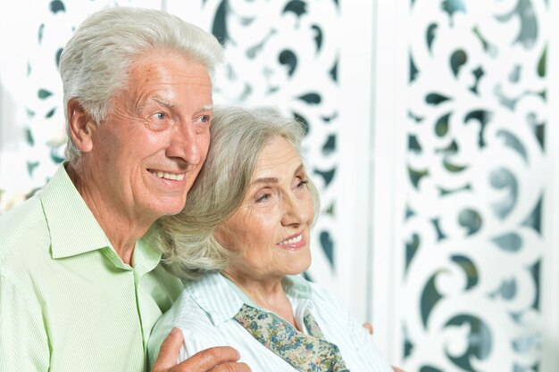 Портрет счастливой красивой пожилой пары, позирующей дома