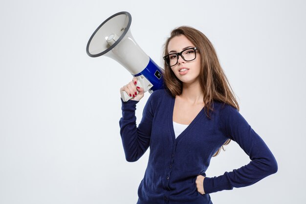 白い背景で隔離のスピーカーを保持している幸せな美しい女性の肖像画