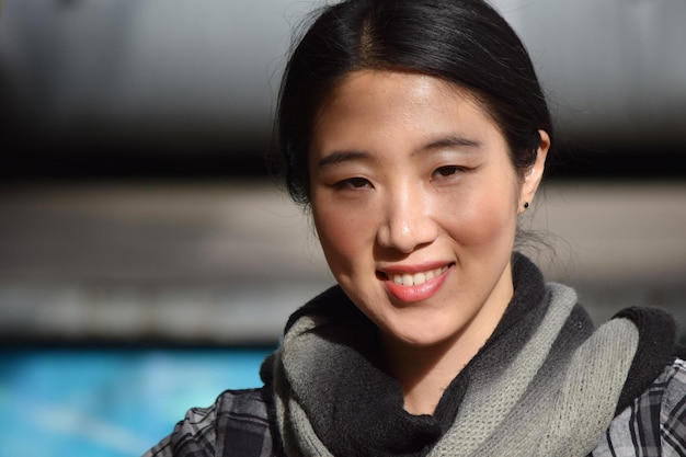 幸せな美しい女性の肖像画