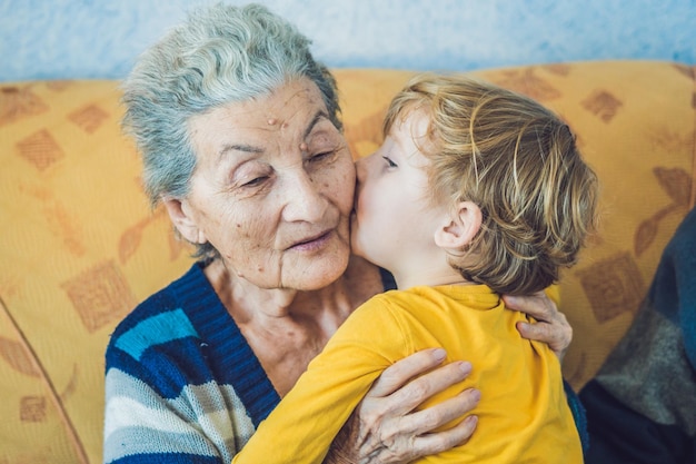 Портрет счастливого мальчика, целующего счастливую бабушку