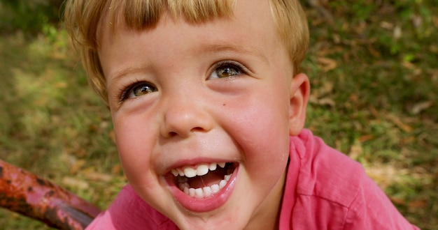 Foto ritratto di un ragazzo felice nel parco