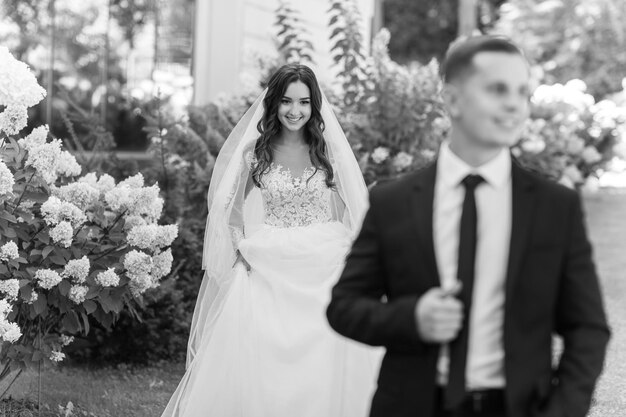 Photo portrait of happy bride and groom with head to head in garden