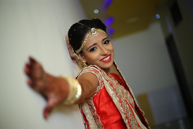 Photo portrait of happy bride standing by wall