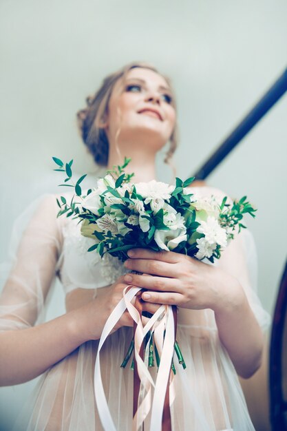 Ritratto di sposa felice con bouquet da sposa