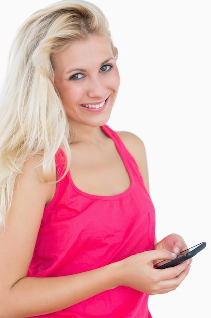 Photo portrait of happy casual young woman using smartphone