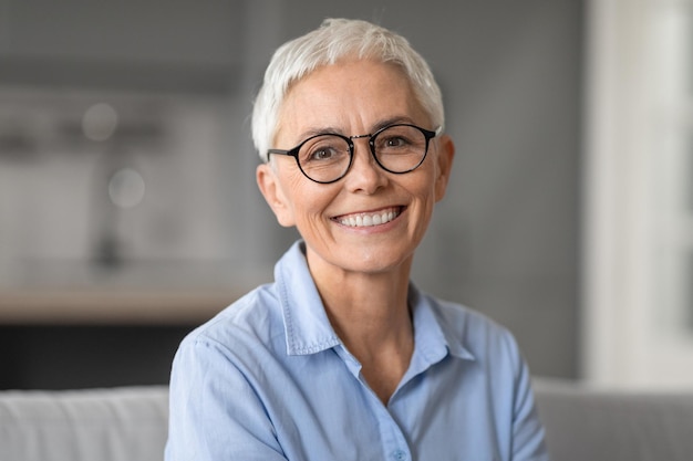 Photo portrait of happy caucasian mature woman posing at home