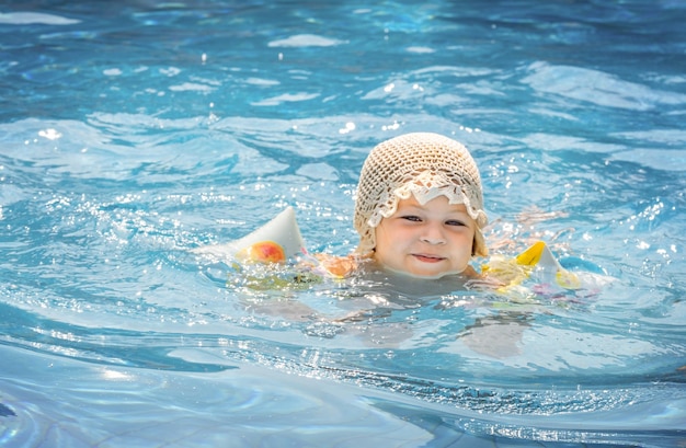 Foto ritratto di un bambino felice in piscina