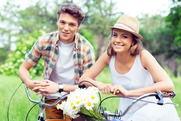 Photo portrait of happy couple on bicycles