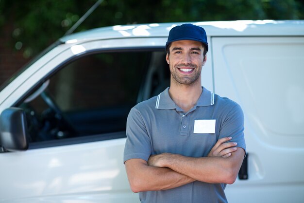 Photo portrait of happy delivery person with arms crossed