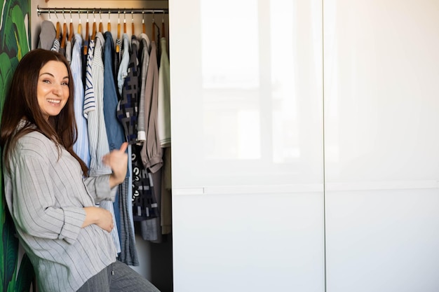 초상화 행복한 국내 여성 포즈 옷장 보관 조직 목재 가구 캐비닛 디자인