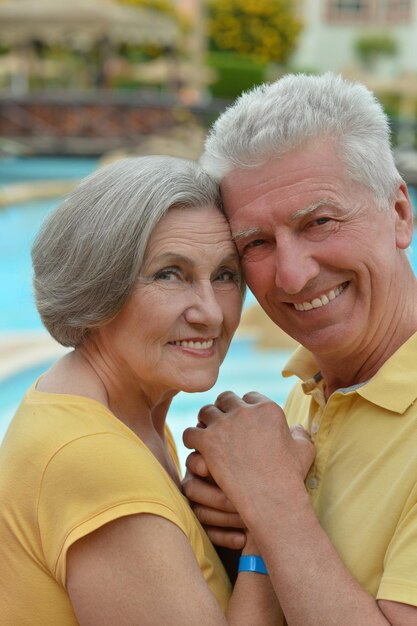 Портрет счастливой пожилой пары, обнимающейся