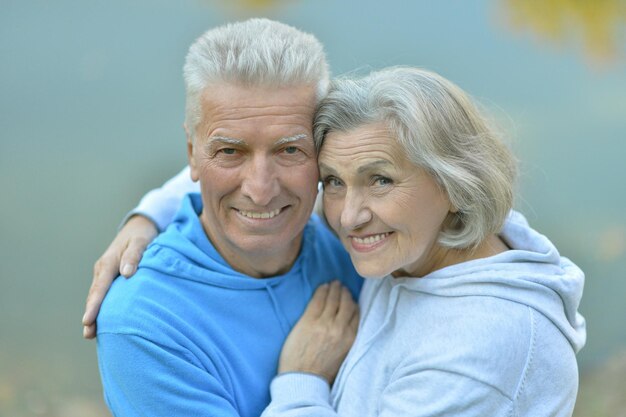 抱きしめる幸せな老夫婦の肖像画