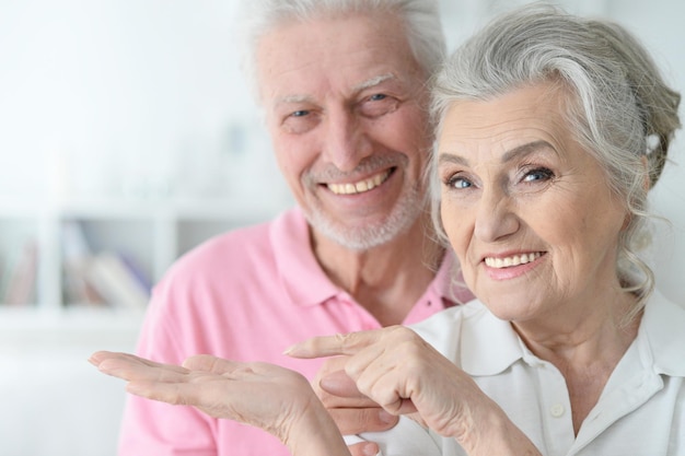 Foto ritratto di una coppia di anziani felice che si abbraccia in piedi