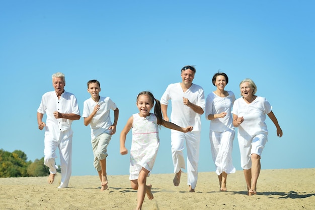 Ritratto di famiglia felice sulla spiaggia