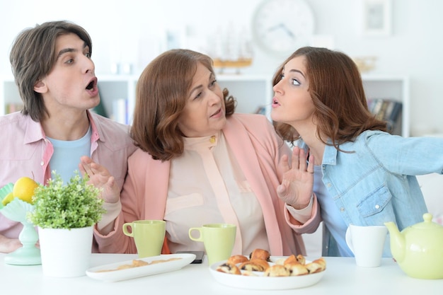 一緒にお茶を飲む幸せな家族の肖像画