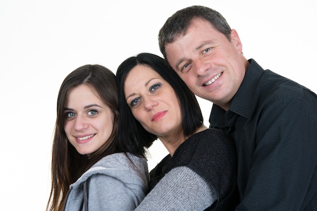 Портрет счастливая семья, отец, мать и дочь изолированы
