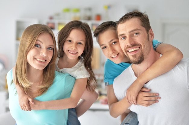 Foto ritratto di famiglia felice che si diverte al chiuso