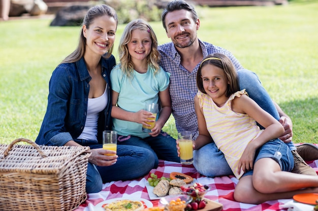 Foto ritratto della famiglia felice che ha un picnic