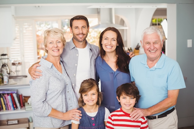 Foto ritratto di una famiglia felice a casa