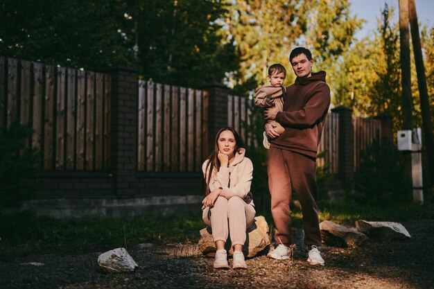 写真 幸せな家族の肖像画 ママとパパと息子が 晴れた日に秋の公園で一緒に時間を過ごし 楽しんでいます 愛と忠誠の若い両親