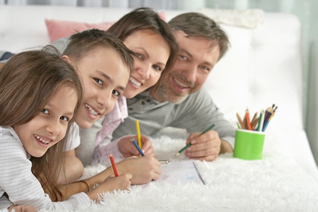 Ritratto di famiglia felice che dipinge a casa