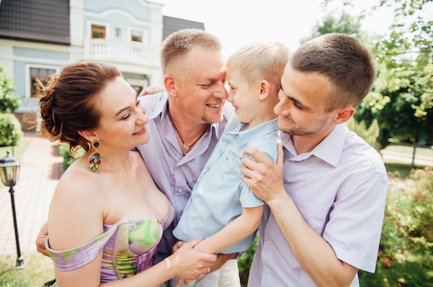 Ritratto di famiglia felice nel parco