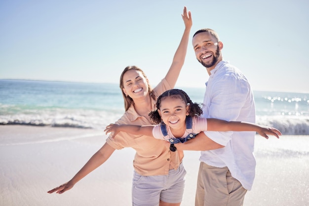 Ritratto di una famiglia felice che gioca in vacanza al mare e si diverte insieme a cancun genitore figlio e divertimento durante le vacanze estive all'oceano con un sorriso, amore e ridere durante i viaggi internazionali