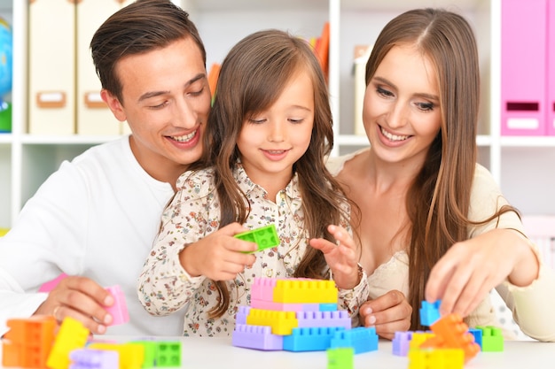 Портрет счастливой семьи, играющей дома