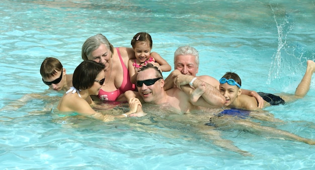 수영장에서 휴식을 취하는 행복한 가족의 초상화