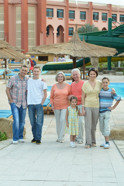 Портрет счастливой семьи, отдыхающей на курорте