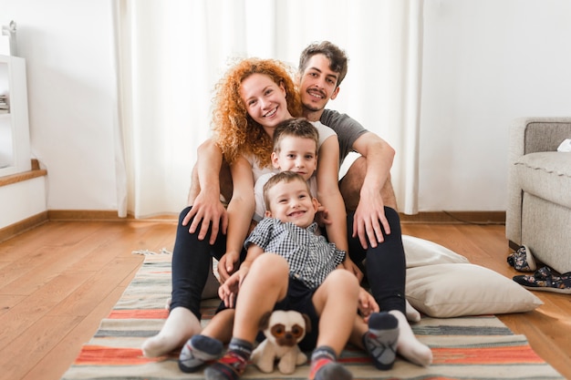 Foto ritratto di una famiglia felice che si siede sul letto