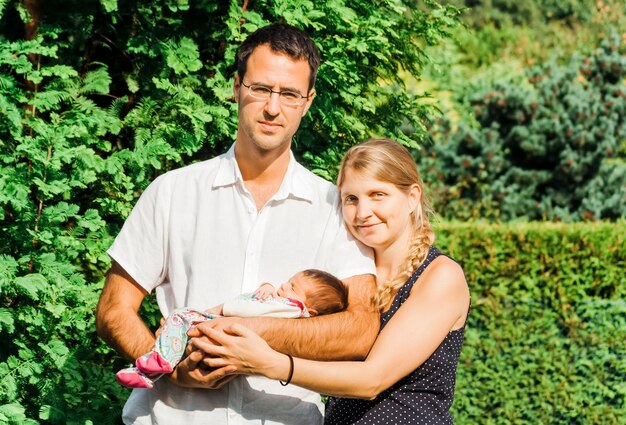 Photo portrait of happy family standing against plants