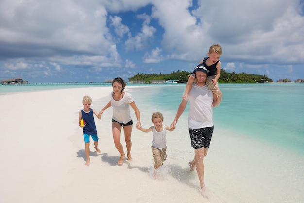 Портрет счастливой семьи на летних каникулах на пляже