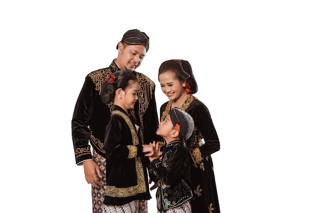 전통적인 자바어 옷을 입고 행복한 가족의 초상화. 가족 사진의 개념 자바 전통 의상