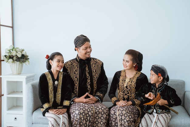전통적인 자바어 옷을 입고 행복한 가족의 초상화