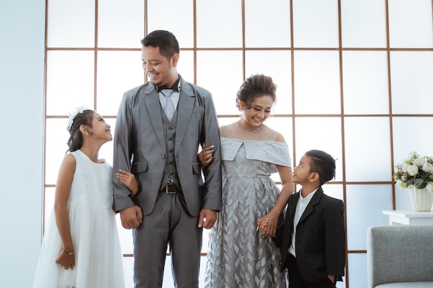 Ritratto di una famiglia felice con abiti moderni