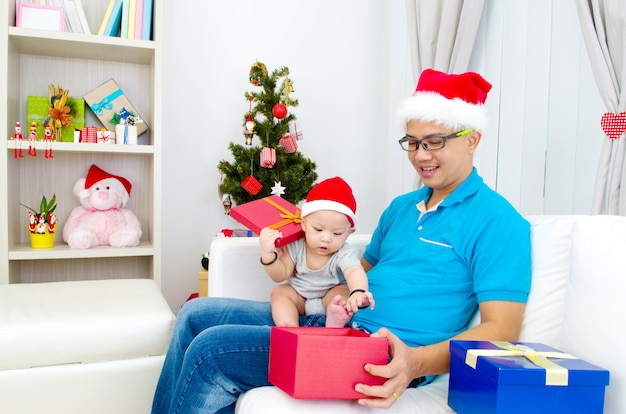 크리스마스 이브에 산타 모자에 행복 한 아버지와 그의 아들의 초상화