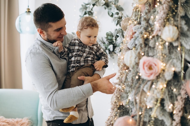 Ritratto di padre felice con figlio che celebra le vacanze di natale capodanno