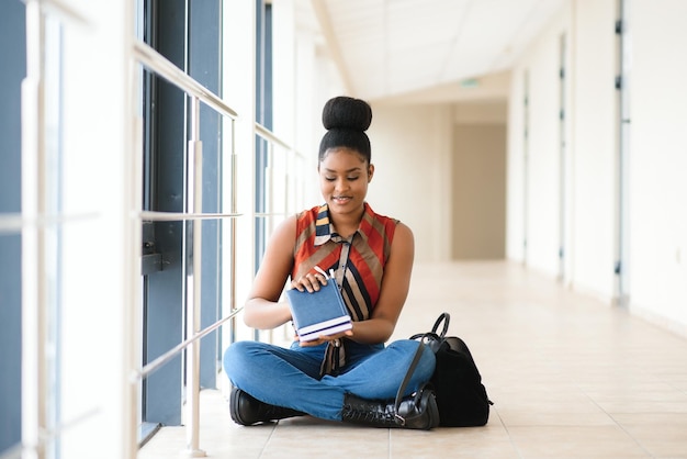 幸せな女性のアフリカ系アメリカ人大学生の肖像画