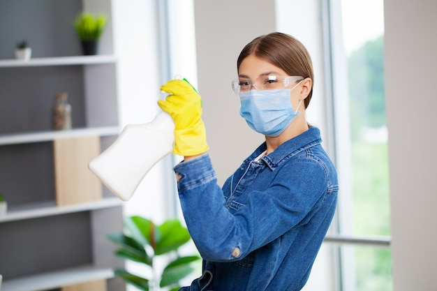 Photo portrait of happy female cleaner with cleaning equipment in office