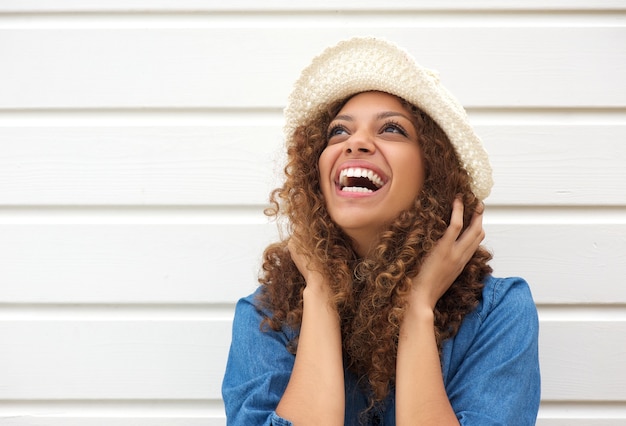 Photo portrait of a happy female fashion model laughing