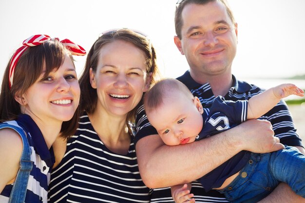 Photo portrait of happy friends against people