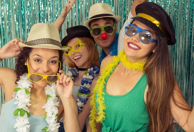 Photo portrait happy friends enjoying party at home