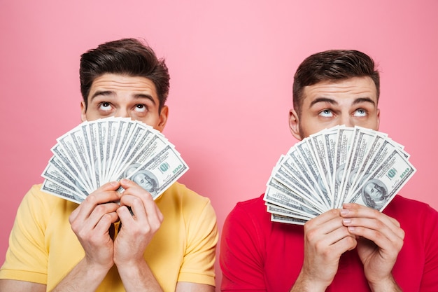 Photo portrait of a happy friends holding money