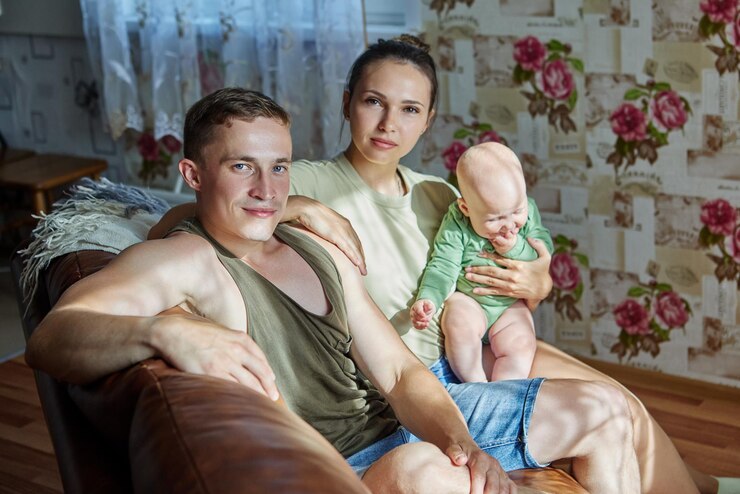 Фотография портрет счастливых друзей, сидящих дома на кровати.