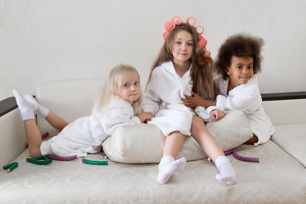 Photo portrait of happy friends sitting on floor